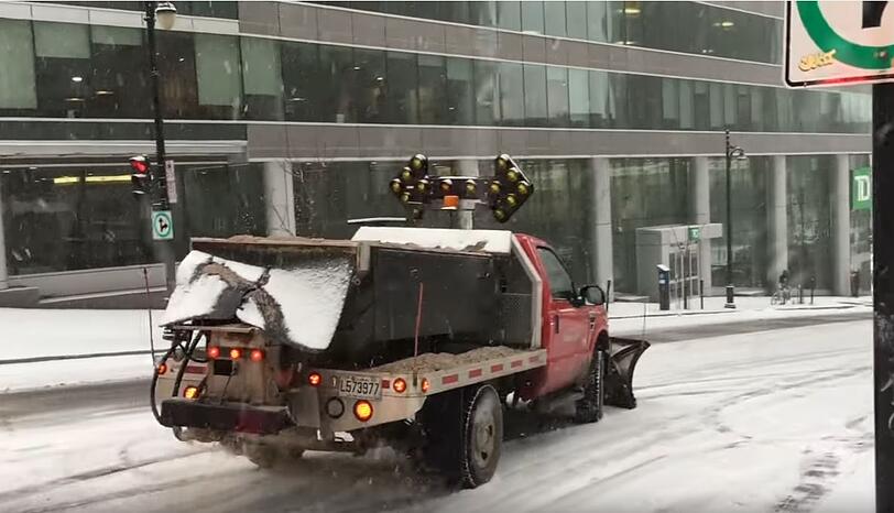 Vorsicht rutschig! Mindestens zehn Fahrzeuge krachten bei der Rutschpartie am Beaver Hall ineinander.