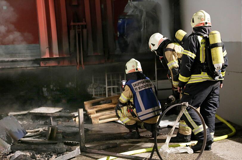 Die Feuerwehr löscht Sonntagnacht die Laderampe am Bonimeier-Ring in Mühldorf.