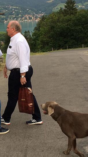 Entspannt am Tegernsee: Klubpräsident Uli Hoeneß lud den Tross des FC Bayern zum Grillabend ein.