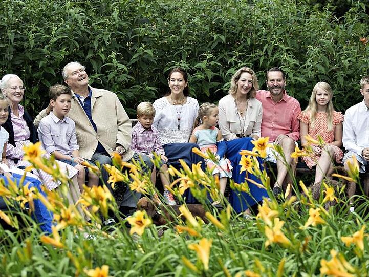 Die dänische Königsfamilie im Park ihrer Sommerresidenz Schloss Graasten im Jahr 2015.