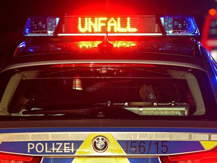 Polizei Blaulicht bei Unfallaufnahme. Foto: Stefan Puchner/dpa/Archivbild