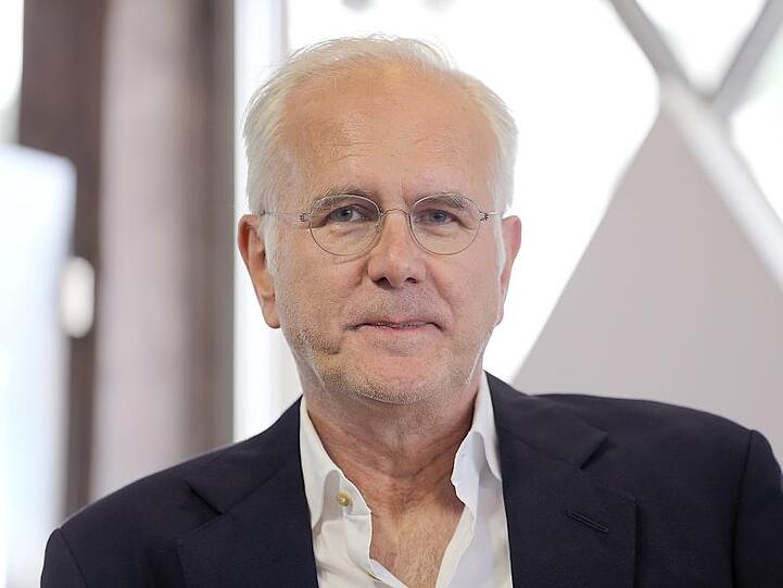 Harald Schmidt (61) hält seine fünf Kinder von Handy und Internet fern.