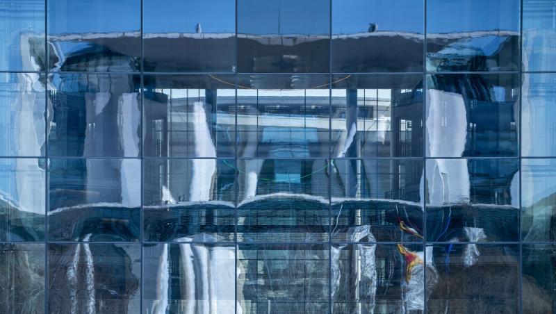 Die Fassade des Bundeskanzleramts spiegelt sich in Paul-Löbe Haus des Bundestags.