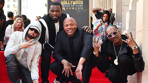 Star-Produzent Dr. Dre (Bildmitte) mit seinen Kumpels Eminem, 50 Cent und Snoop Doop (v.l.n.r.) auf dem Walk of Fame