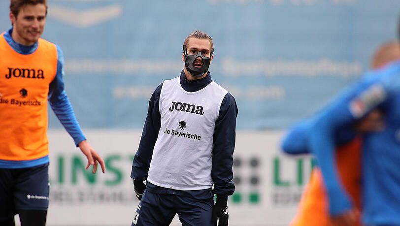 Da werden Erinnerungen an Hannibal Lecter wach: Sigurd Haugen trainierte am Mittwoch mit einer Spezialmaske