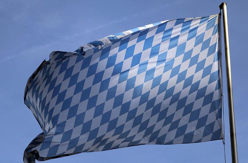 Keine Bayernfahne mehr am Balkon - ein Augsburger soll die Landesflagge abnehmen.