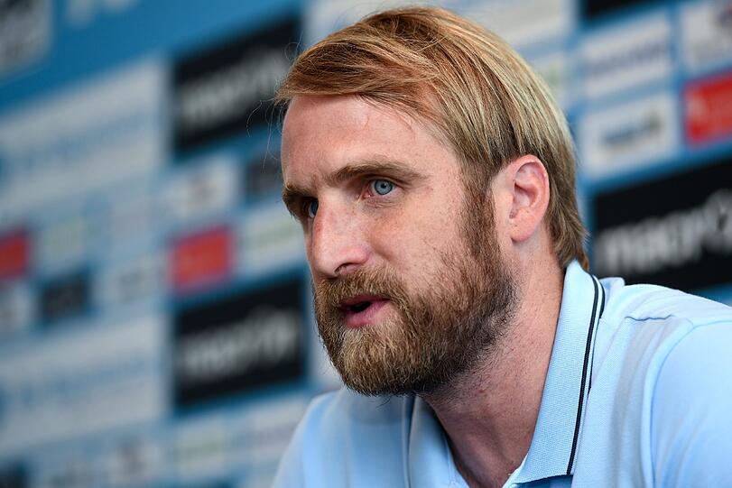 Löwen-Coach Daniel Bierofka auf der Pressekonferenz an der Grünwalder Straße.