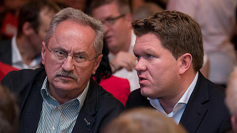 Christian Ude (l.) mit dem Abgeordneten Florian Post bei der Wahl-"Party" der SPD.