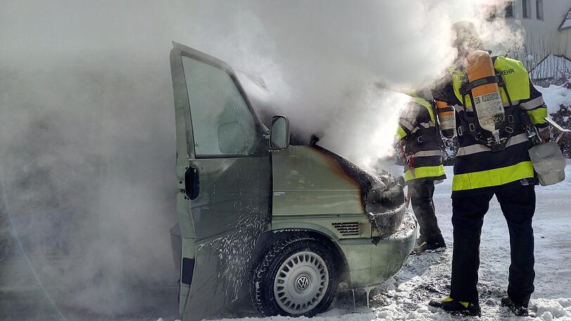 Totalschaden: Der Kleinbus in Harlaching hat gebrannt.