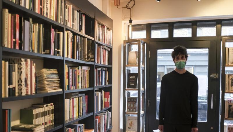 Tom, Filialleiter der Broadway-Buchhandlung im Broadway Market, hält zwei Säcke mit Büchern in der Hand, die von den Kunden abgeholt werden müssen. Tom, Filialleiter der Broadway-Buchhandlung im Broadway Market, hält zwei Säcke mit Büchern in der Hand, die von den Kunden abgeholt werden müssen.