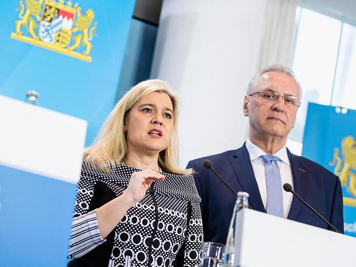 Melanie Huml (CSU) spricht auf einer Pressekonferenz in der bayerischen Staatskanzlei. Foto: Matthias Balk/dpa/Archivbild