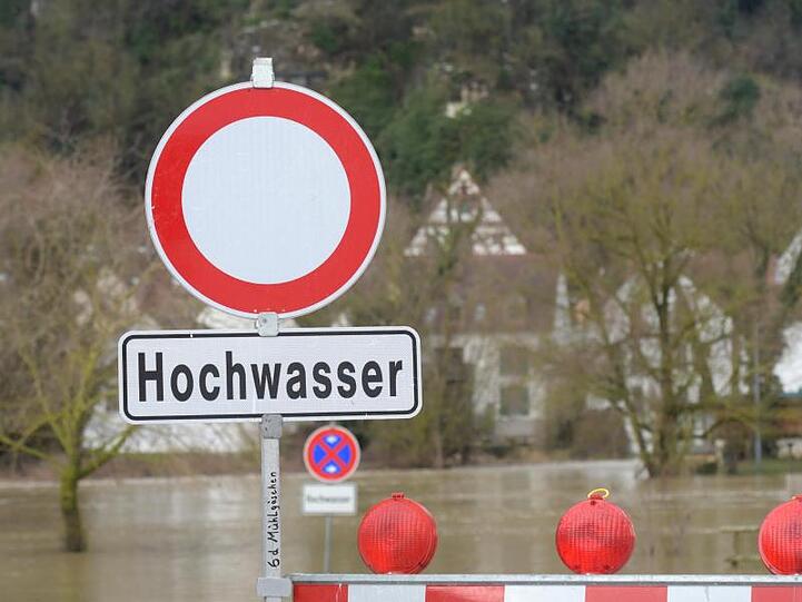Warnung vor Hochwasser an der Wörnitz. Foto: Stefan Puchner/Archiv