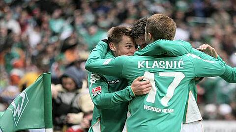Marcus Rosenberg (l.) wird von Sturmpartner Ivan Klasnic beglückwünscht