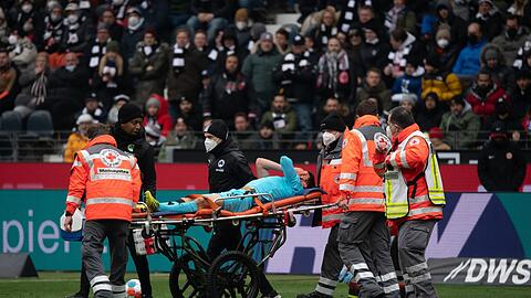 Fürths Marco Meyerhöfer wird von Sanitätern vom Platz gebracht.
