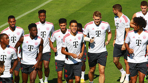 Wieder im Kreise der Mannschaft: Jamal Musiala (M.) und Alphonso Davies (l.).