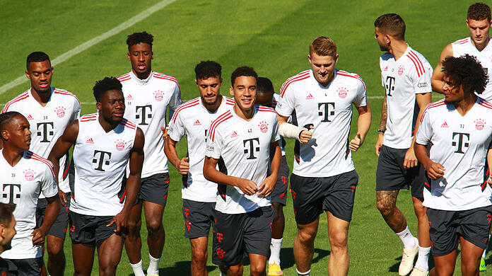 Wieder im Kreise der Mannschaft: Jamal Musiala (M.) und Alphonso Davies (l.).
