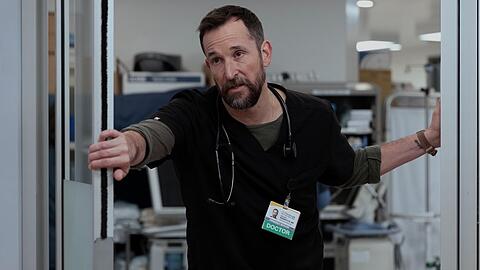 Noah Wyle kann sich offenbar vorstellen, noch sehr lange als Dr. Michael "Robby" Robinavitch in "The Pitt" Schicht zu schieben.