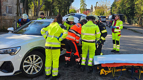 Im Foto wird die Fahrerin des Audi gerade vorsichtig aus dem Wagen getragen. Am Ende konnte sie die Unfallstelle eigenst&auml;ndig verlassen.