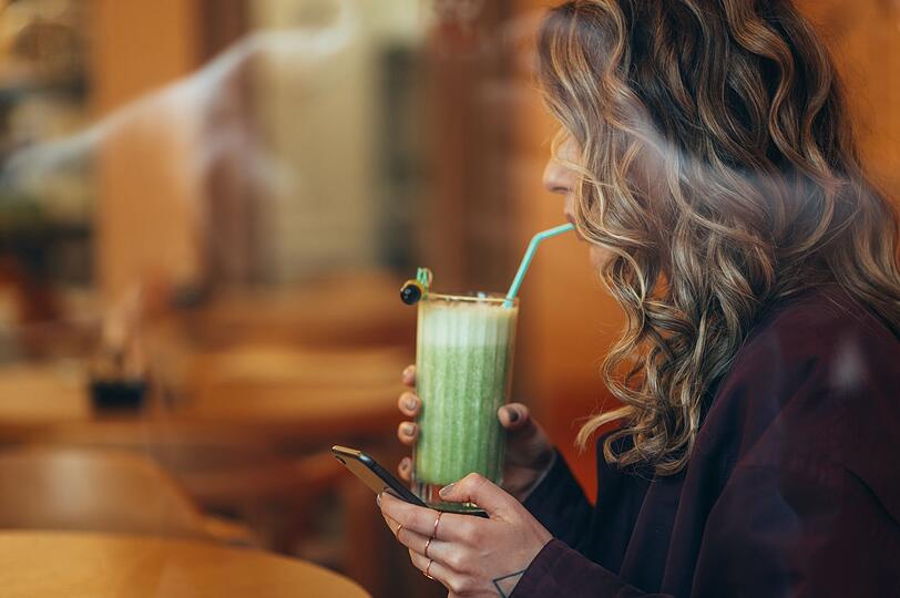 Wer das klassische Matcha Latte pur als zu herb empfindet, kann es mit etwas Ahornsirup, Agavendicksaft oder Honig s&uuml;&szlig;en. Eine weitere M&ouml;glichkeit ist Vanille-Matcha. Daf&uuml;r wird zun&auml;chst ein halber Teel&ouml;ffel Matcha mit 50 Millilitern hei&szlig;em, aber nicht kochendem Wasser verr&uuml;hrt, bis eine cremige Masse entsteht. Danach kommen 200 Milliliter aufgesch&auml;umte Milch und ein paar Tropfen Vanilleextrakt zur Matcha-Paste. Anschlie&szlig;end gr&uuml;ndlich umr&uuml;hren.