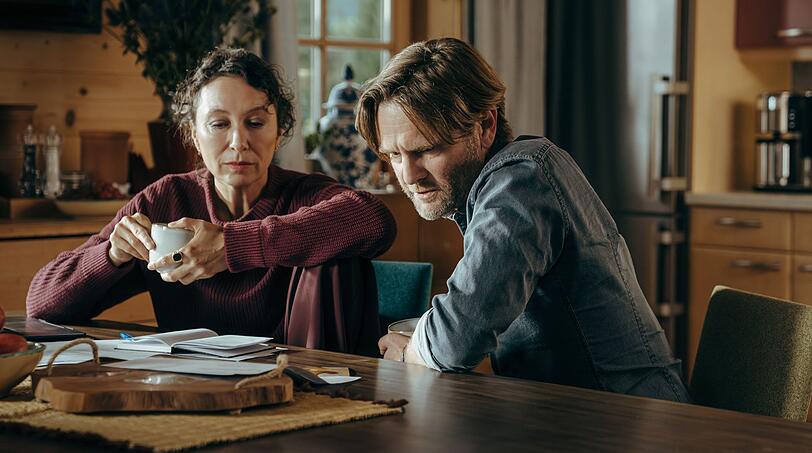Zwar sind Fanny (Ursula Strauss) und Günther (Kai Ivo Baulitz) offenbar schon länger getrennt und es gab seitdem diverse Partnerinnen in seinem Leben. Und doch benehmen sich die beiden so, als wären sie noch zusammen. Zwar sind Fanny (Ursula Strauss) und Günther (Kai Ivo Baulitz) offenbar schon länger getrennt und es gab seitdem diverse Partnerinnen in seinem Leben. Und doch benehmen sich die beiden so, als wären sie noch zusammen.