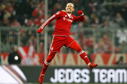 Ganz in rot: Arjen Robben versenkte schon seinen dritten Freistoß in dieser Saison für den FC Bayern, der Mann macht sich unverzichtbar.
