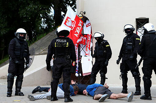 184 Verhaftete und 15 Verletzte bei den brutalen Krawallen zwischen polnischen und russischen Hooligans. Den Gewalttätern wird sofort der Prozess gemacht, am Donnerstag gibt&rsquo;s die ersten Urteile.