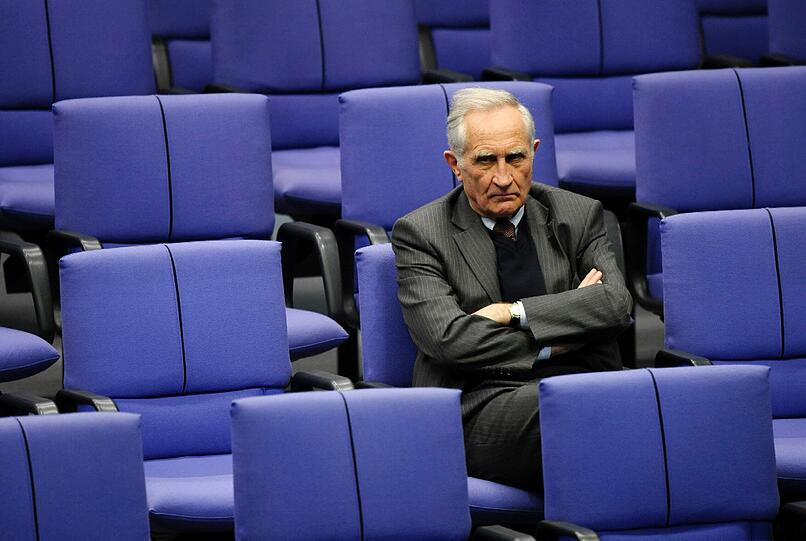 Der Bundestagsabgeordnete Norbert Geis (CSU) sitzt in Berlin im Bundestag - und sorgt mit seinen Aussagen zur steuerlichen Gleichstellung von Lebenspartnerschaften für Wirbel