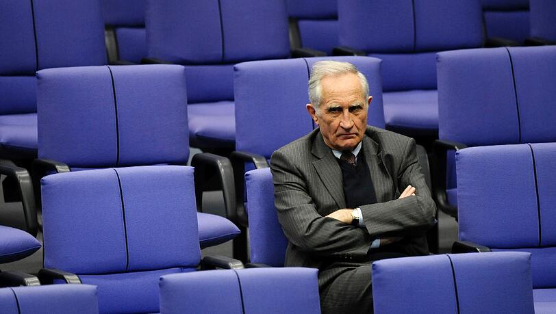 Der Bundestagsabgeordnete Norbert Geis (CSU) sitzt in Berlin im Bundestag - und sorgt mit seinen Aussagen zur steuerlichen Gleichstellung von Lebenspartnerschaften für Wirbel Der Bundestagsabgeordnete Norbert Geis (CSU) sitzt in Berlin im Bundestag - und sorgt mit seinen Aussagen zur steuerlichen Gleichstellung von Lebenspartnerschaften für Wirbel