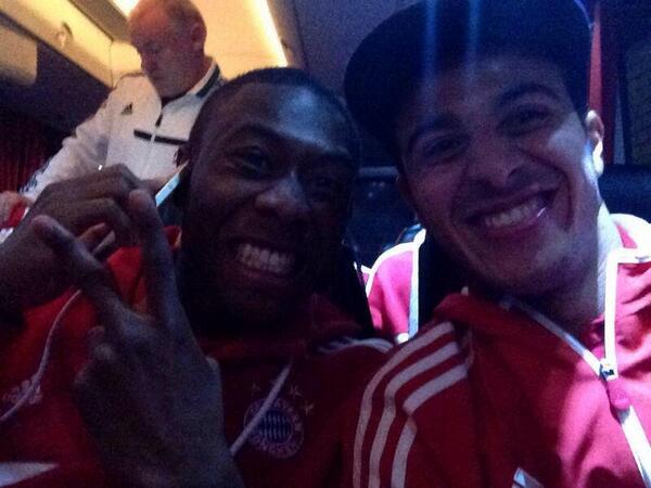 Und auch die Kollegen Thiago und Alaba scheinen Spaß zu haben. "Und wieder lächeln... Glücklich!! Ein sehr guter Abend!!!" twitterte Thiago zu diesem Bild.