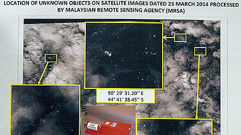 Auf diesem Satellitenbild haben die Experten zahlreiche im Ozean treibende Trümmer entdeckt - sind es wirklich Wrackteile? Vor allem wird nach der Blackbox gesucht, denn sie gibt Aufschluss über den genauen Unfallhergang.