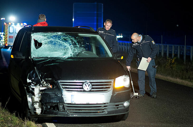 Unfall in Weimar: Mit diesem Auto raste der Mann in die Schülergruppe.  Ein 16-Jähriger erlitt so schwere Verletzungen, dass er an der Unfallstelle starb.