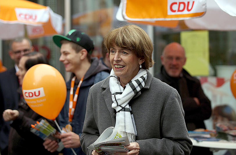 Die Kölner OB-Kandidatin Henriette Reker wurde während eines Wahlkampftermins bei einem Messerangriff schwer verletzt.