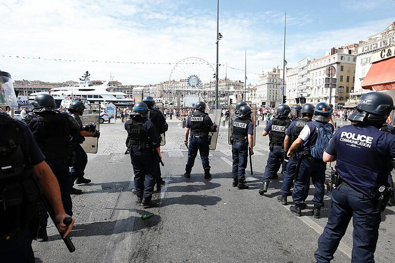 In Marseille kam es zu schweren Krawallen in der Innenstadt. Böller und Glasflaschen flogen.