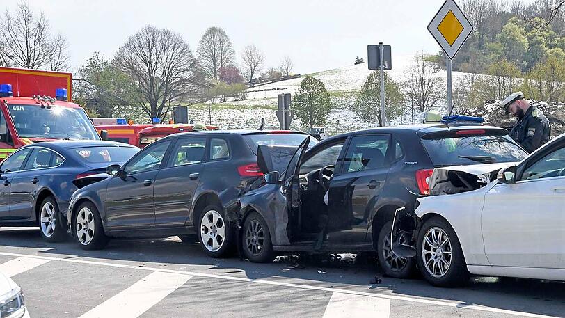 Bei Weyern fuhren vier Fahrzeuge kurz vor 12 Uhr heftig aufeinander.