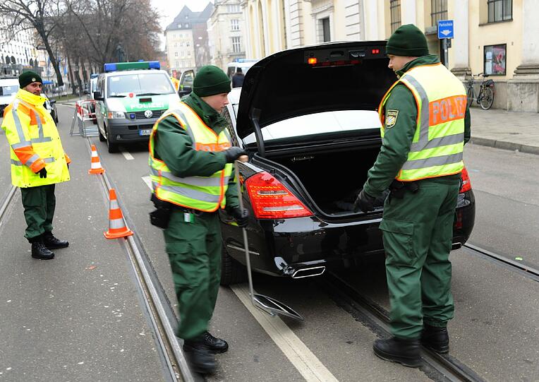 Sicherheitskoferenz: Hunde schnüffeln an den Gullis, die Polizei filzt den Bereich um den Bayerischen Hof. Die Bilder aus der Münchner City...