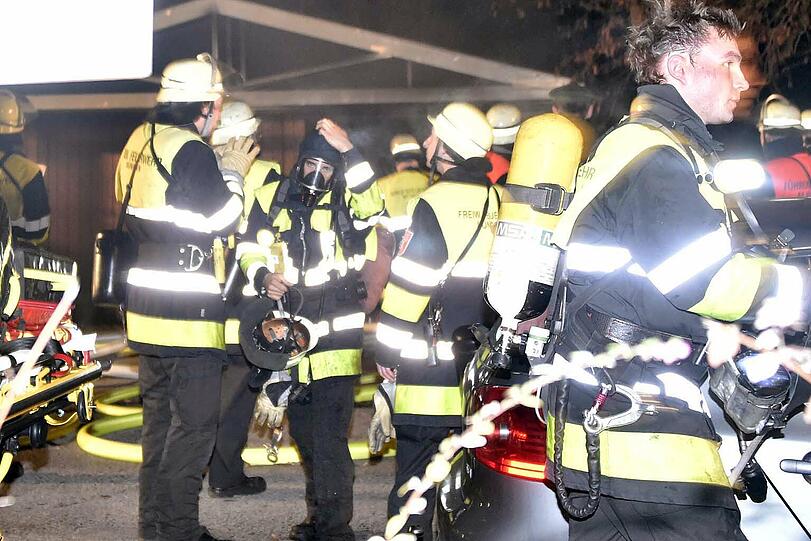 Bei dem Brand in der Tiefgarage wurde drei Autos komplett zerstört. Die Feuerwehr war mit 60 Mann im Einsatz.