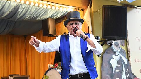 "Schichtl" Manfred Schauer auf der Wiesn-Bühne.