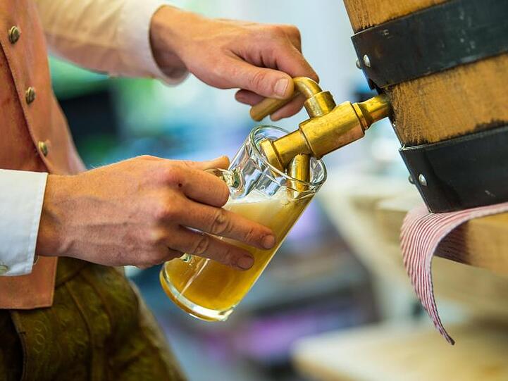 2017 tranken die Bundesbürger pro Kopf der rund 131 Liter Alkoholika. Dadurch hat der Bund rund 2,1 Milliarden Euro Alkoholsteuer kassiert.