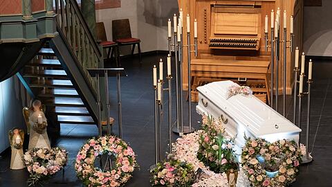 Der Sarg von Luise steht in der evangelischen Kirche in Freudenberg, in der der Trauergottesdienst stattfindet.