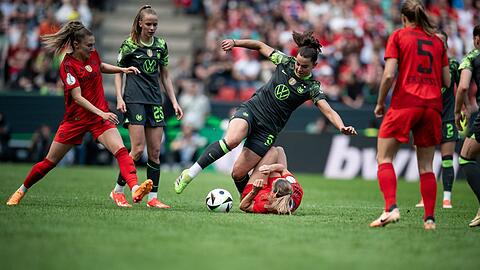 Noch in Wolfsburg, bald beim FC Bayern: Lena Oberdorf (M) im Zweikampf.