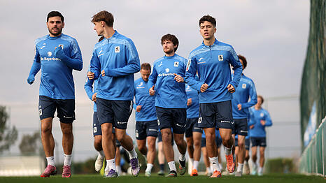 M&uuml;ssen am Samstag wohl zur&uuml;ck ins kalte M&uuml;nchen: Die L&ouml;wen um Kevin Volland, Noah Klose und Loris Husic.