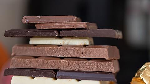 Die Menschen in Deutschland essen laut YouGov am liebsten Vollmilchschokolade. Jeder Zweite gibt die Sorte an.