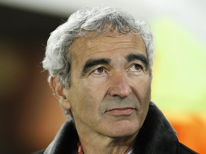 Raymond Domenech wartet auf den Anpfiff der Partie gegen Mexico.