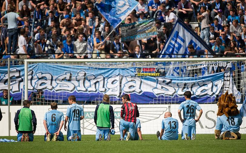 Die Löwen feiern das 4:1 mit ihren Fans.