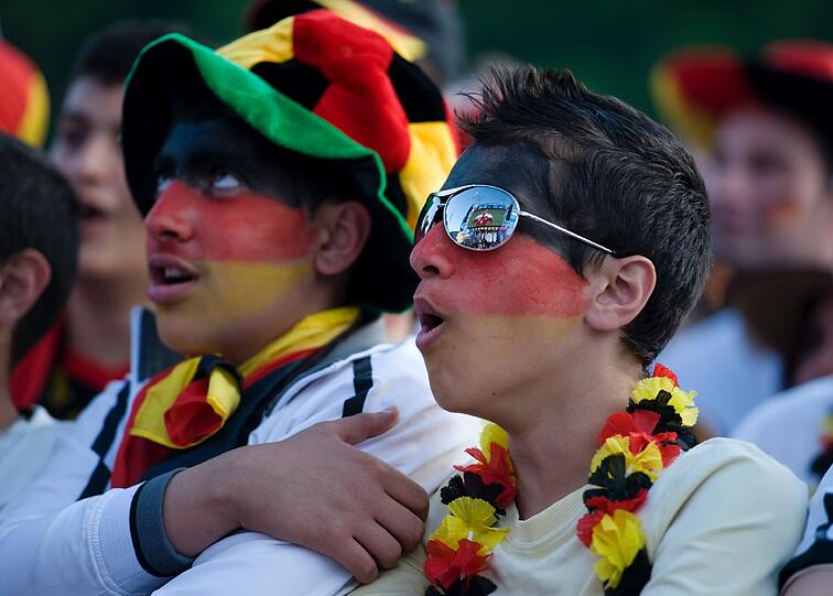 Gebannt verfolgen die Fans der Nationalmannschaft das Geschehen auf der Großleinwand.