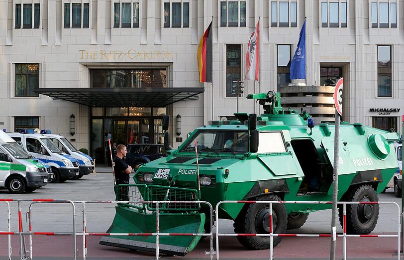 Das Ritz Carlton am Potsdamer Platz: Hier wohnt US-Präsident Barack Obama. Vor dem Gebäude haben sich gepanzerte Fahrzeuge der Polizei postiert. Die Eindrücke vom Mittwochmorgen.