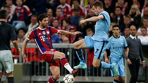 Hart umkämpft war das Champions-League-Hinspiel zwischen Bayern um Alonso (l.) und ManCity mit James Milner.