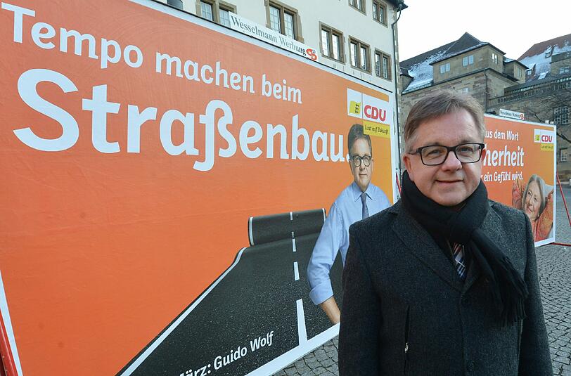 Vorne im Bild der echte Guido Wolf (CDU) im Hintergrund eine üble Photoshop-Kombination aus Konterfei und Straßenteppich. (Landtagswahl Baden-Württemberg 2016)