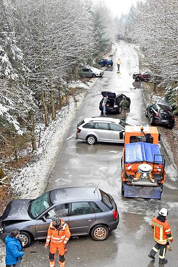 Zehn Fahrzeuge wurden bei der Massenkarambolage bei Zorneding beschädigt. Die Bilder.