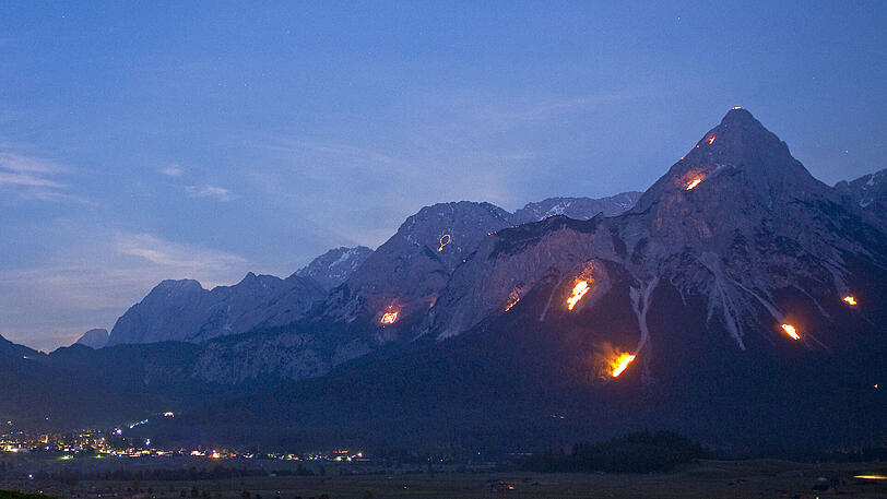 Imposant: Sonnwendfeuer im Ehrwalder Becken.